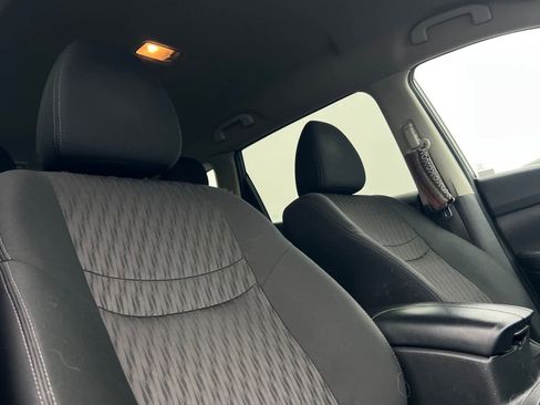 Used 2020 Nissan Rogue SV image 18