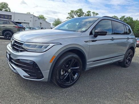 Used 2023 Volkswagen Tiguan SE R-Line AWD/4WD image 3