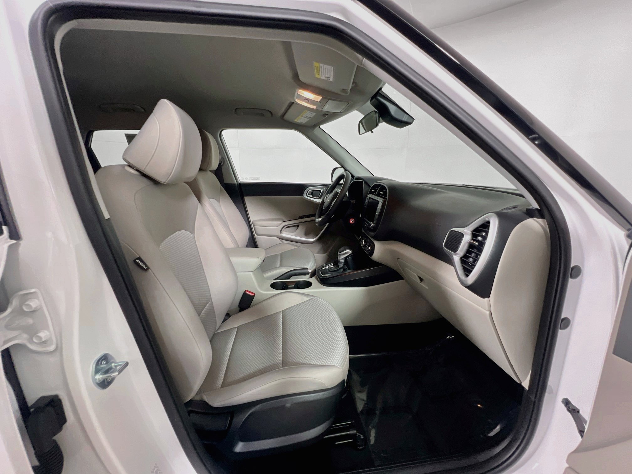 Used 2025 Kia Soul LX w/ LX Technology Package FWD image 31