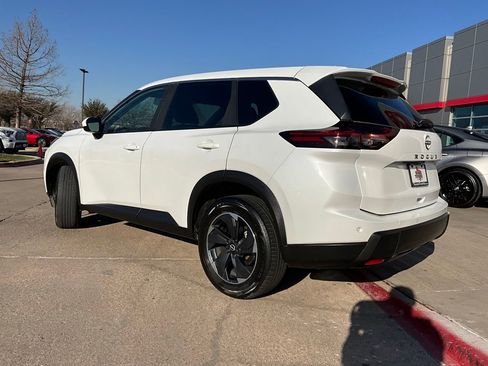 Used 2025 Nissan Rogue SV image 8
