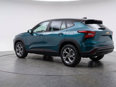 Used 2025 Chevrolet Trax LT FWD image 6