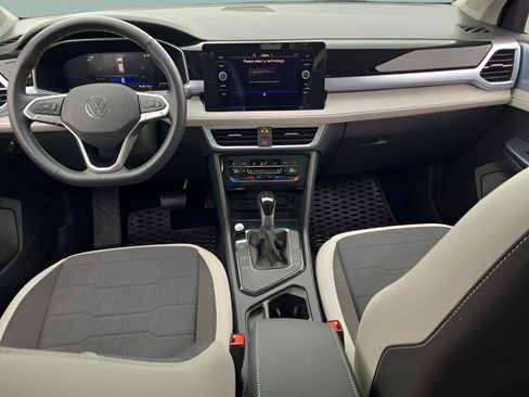 Certified 2025 Volkswagen Taos SE image 12