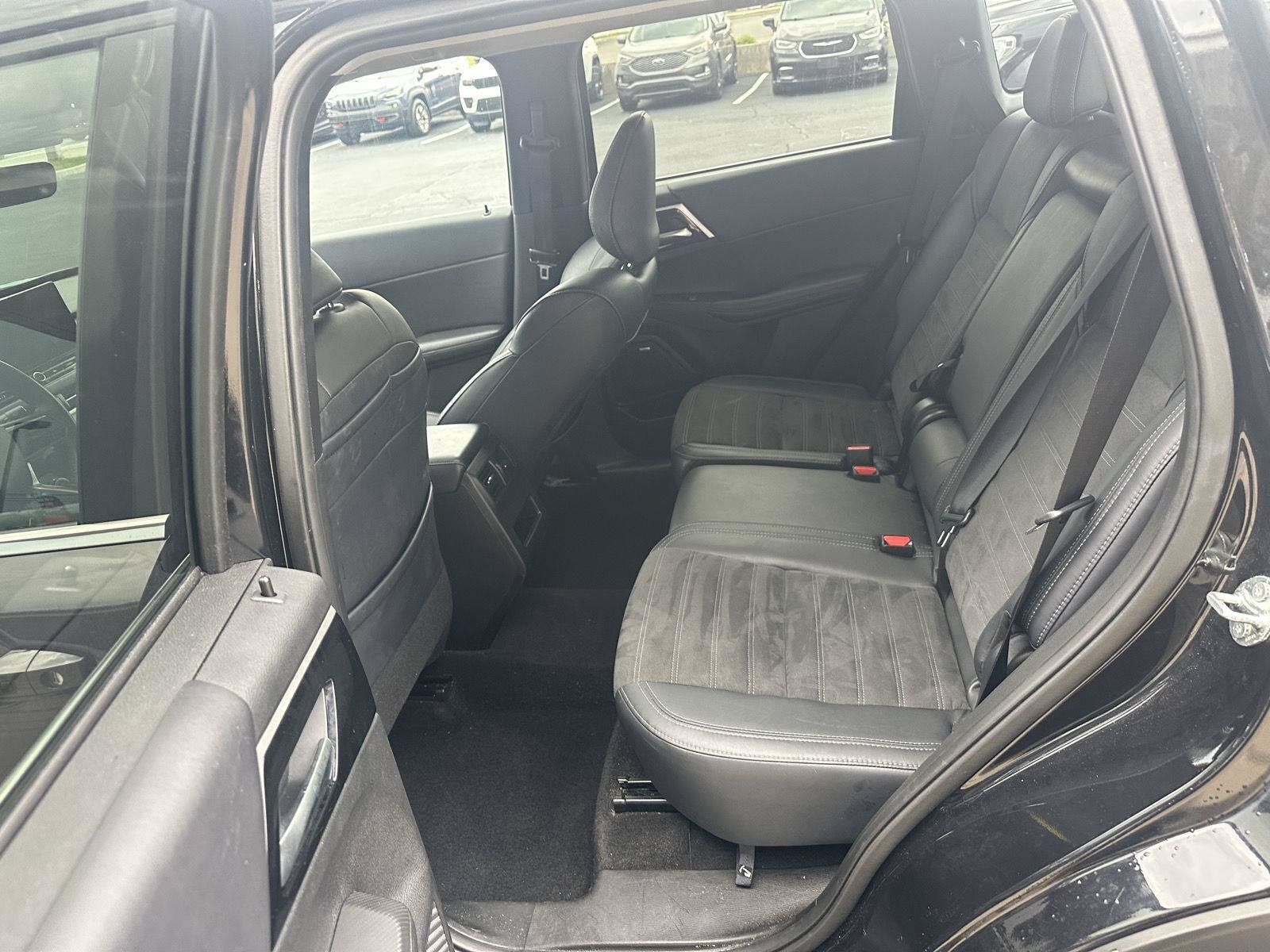 Used 2025 Mitsubishi Outlander AWD image 27
