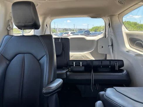 Used 2023 Chrysler Pacifica Touring-L FWD image 21