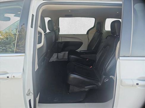 Used 2023 Chrysler Pacifica Touring-L FWD image 19