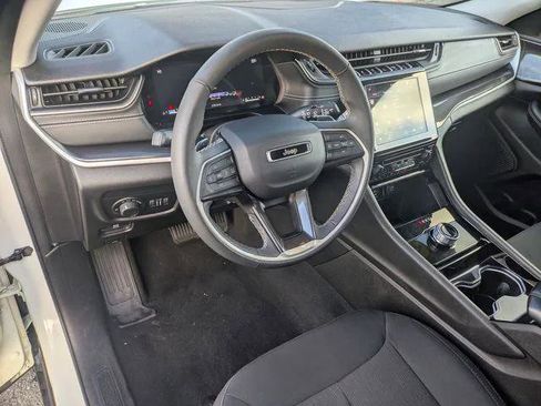 Certified 2023 Jeep Grand Cherokee Laredo image 16