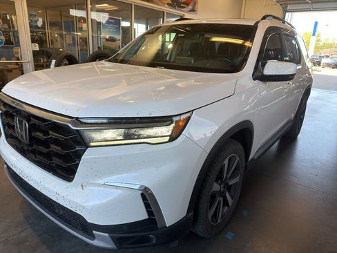 Used 2023 Honda Pilot Touring image 4