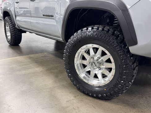 Used 2019 Toyota Tacoma TRD Off-Road w/ Technology Package image 23