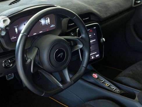 Used 2023 McLaren Artura image 9