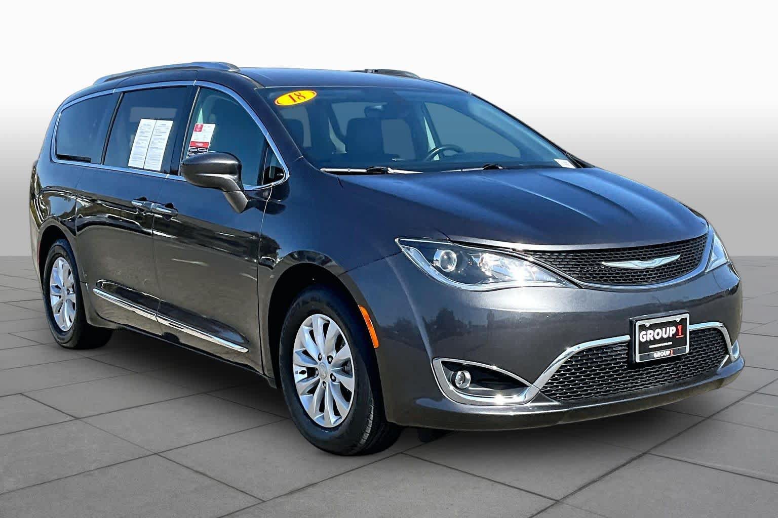 Used 2018 Chrysler Pacifica Touring-L FWD image 2