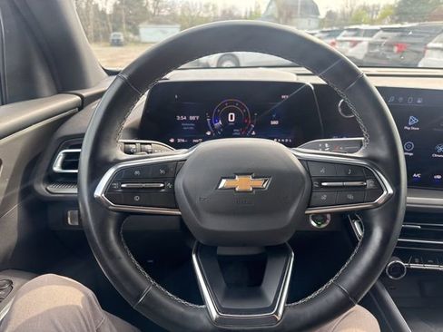 Used 2025 Chevrolet Traverse LT image 12