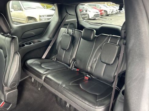 Used 2025 Chrysler Pacifica Select image 16