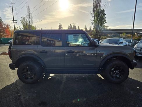 New 2025 Ford Bronco Outer Banks w/ Black Appearance Package image 4