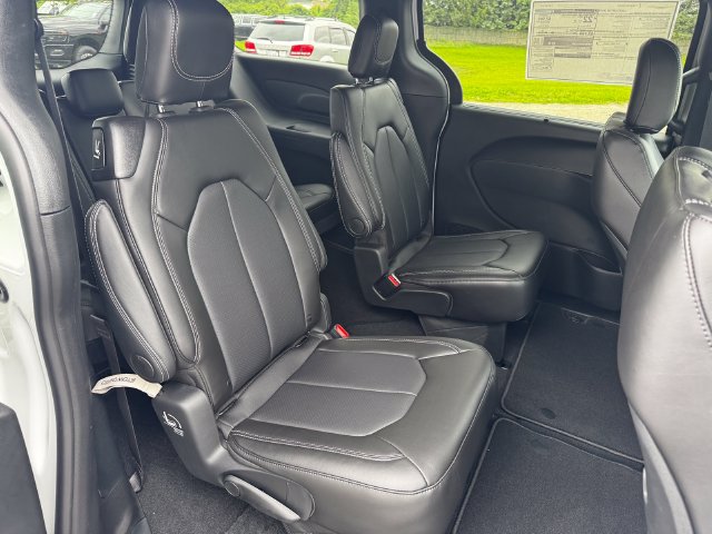 New 2027 Chrysler Pacifica Select FWD image 15