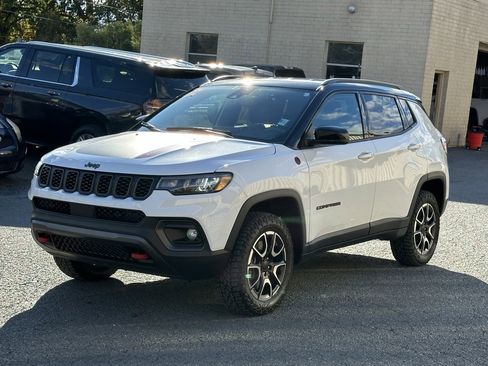 Used 2024 Jeep Compass Trailhawk image 2