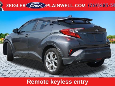 Used 2018 Toyota C-HR XLE FWD image 3