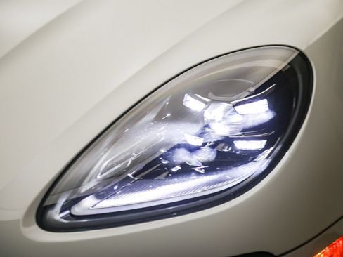 Certified 2026 Porsche Macan Turbo AWD/4WD image 11