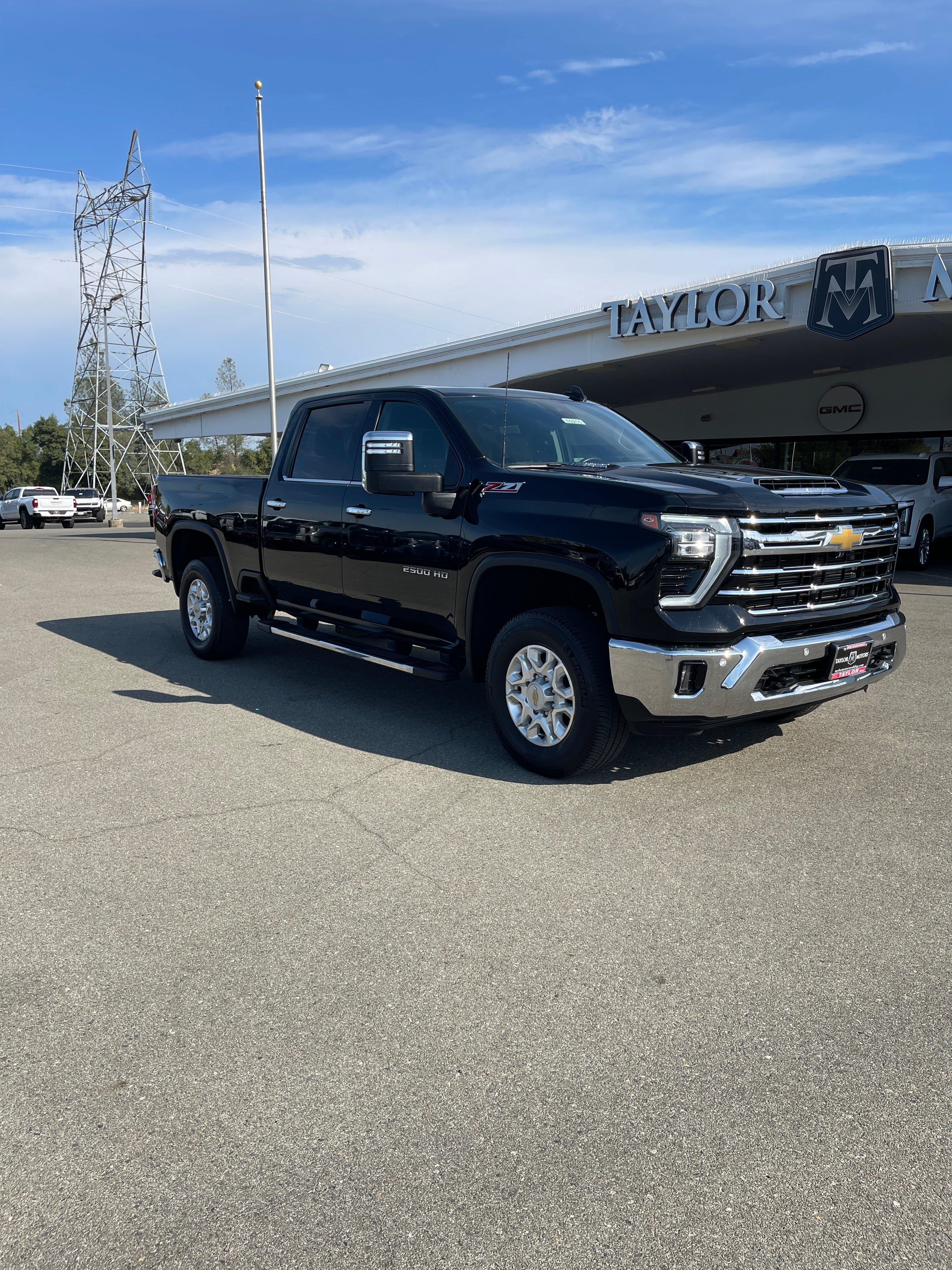Used 2024 Chevrolet Silverado 2500 LTZ w/ LTZ Plus Package AWD/4WD image 3