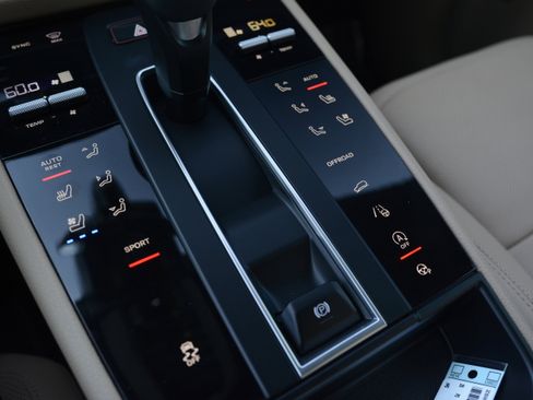 Certified 2025 Porsche Macan AWD/4WD image 24