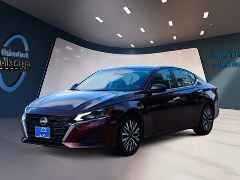 Used 2024 Nissan Altima 2.5 SV image 8