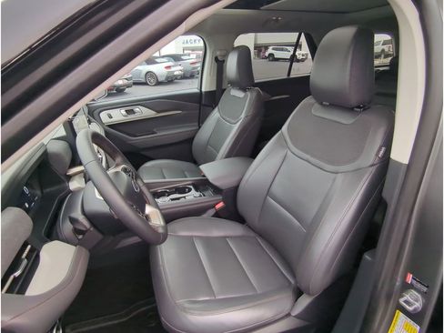 Used 2025 Ford Explorer Active w/ Active Comfort Package image 11