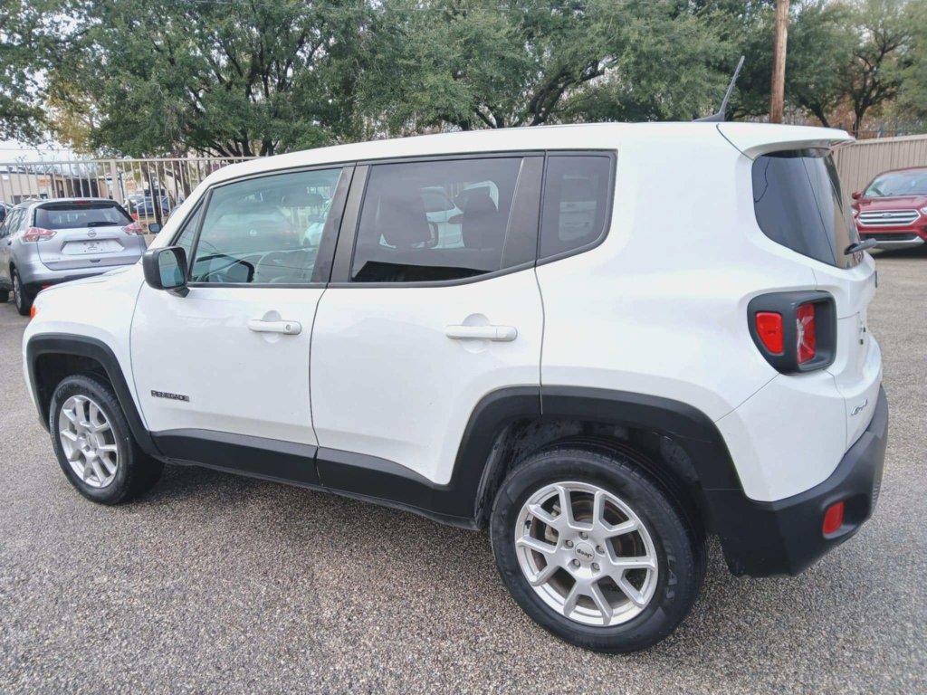 Used 2023 Jeep Renegade Latitude AWD/4WD image 5