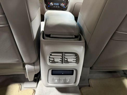 Used 2009 Cadillac DTS w/ Trunk Convenience Package FWD image 46