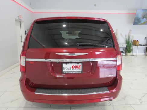 Used 2013 Chrysler Town & Country Limited w/ Luxury Group image 4