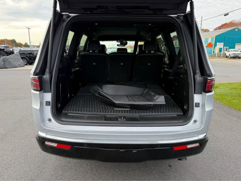 Used 2024 Jeep Wagoneer 4WD image 8