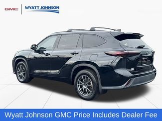 Used 2021 Toyota Highlander XLE FWD video 3
