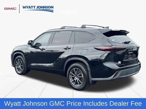 Used 2021 Toyota Highlander XLE FWD image 3