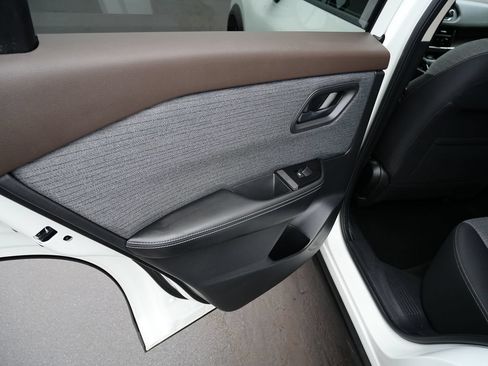Used 2021 Nissan Rogue S AWD/4WD image 17