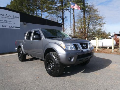 Used 2019 Nissan Frontier SV image 4
