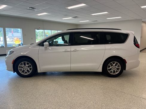 Used 2022 Chrysler Pacifica Touring-L FWD image 11