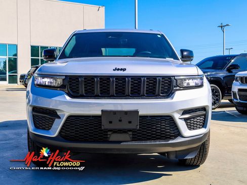 Used 2025 Jeep Grand Cherokee Altitude image 4