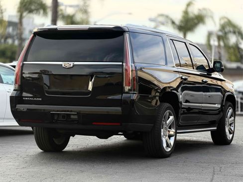 Used 2020 Cadillac Escalade ESV Luxury AWD/4WD image 6