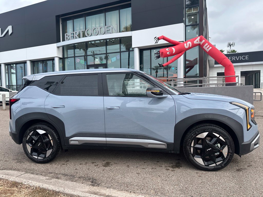 New 2027 Kia Seltos S FWD image 3
