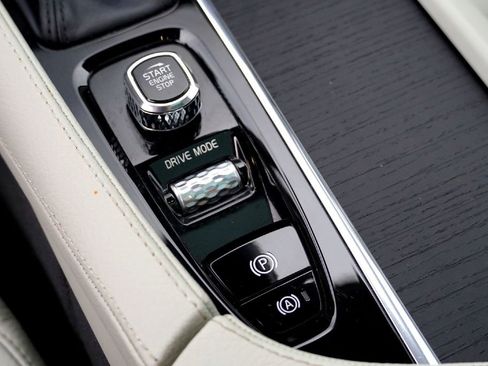 Used 2020 Volvo XC90 T5 Momentum w/ Protection Package Premier image 15