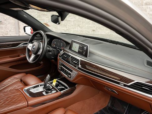 Used 2022 BMW 750i xDrive w/ Autobahn Package image 36