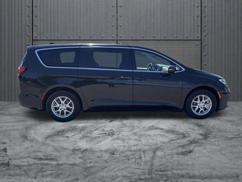 Used 2023 Chrysler Pacifica Touring-L FWD image 8