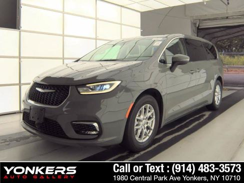 Used 2023 Chrysler Pacifica Touring-L FWD image 1