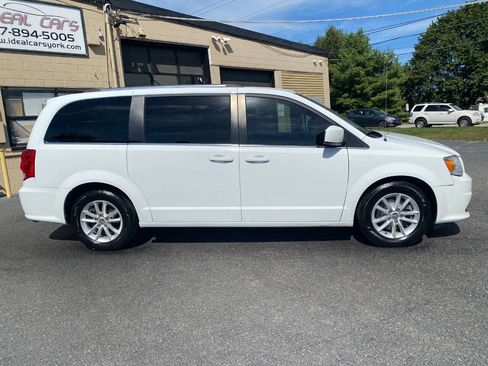 Used 2018 Dodge Grand Caravan SXT image 2