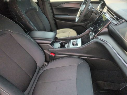 Used 2025 Jeep Grand Cherokee Laredo X w/ Luxury Tech Group I AWD/4WD image 35