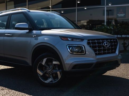 Used 2024 Hyundai Venue SEL image 3
