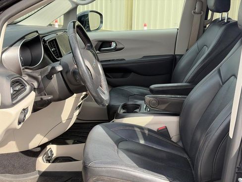 Used 2020 Chrysler Pacifica Touring-L Plus FWD image 3