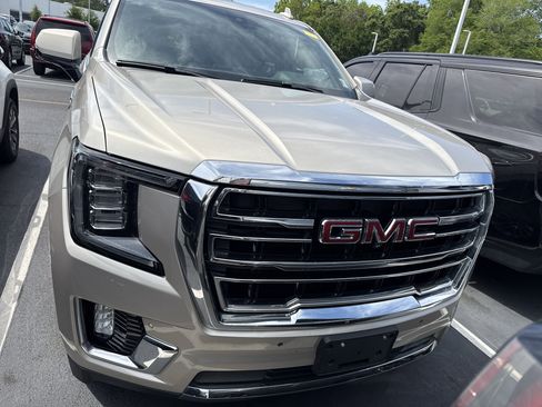 Used 2021 GMC Yukon XL SLT w/ SLT Luxury Plus Package image 3