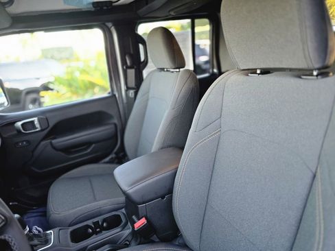 Used 2025 Jeep Gladiator Sport image 15