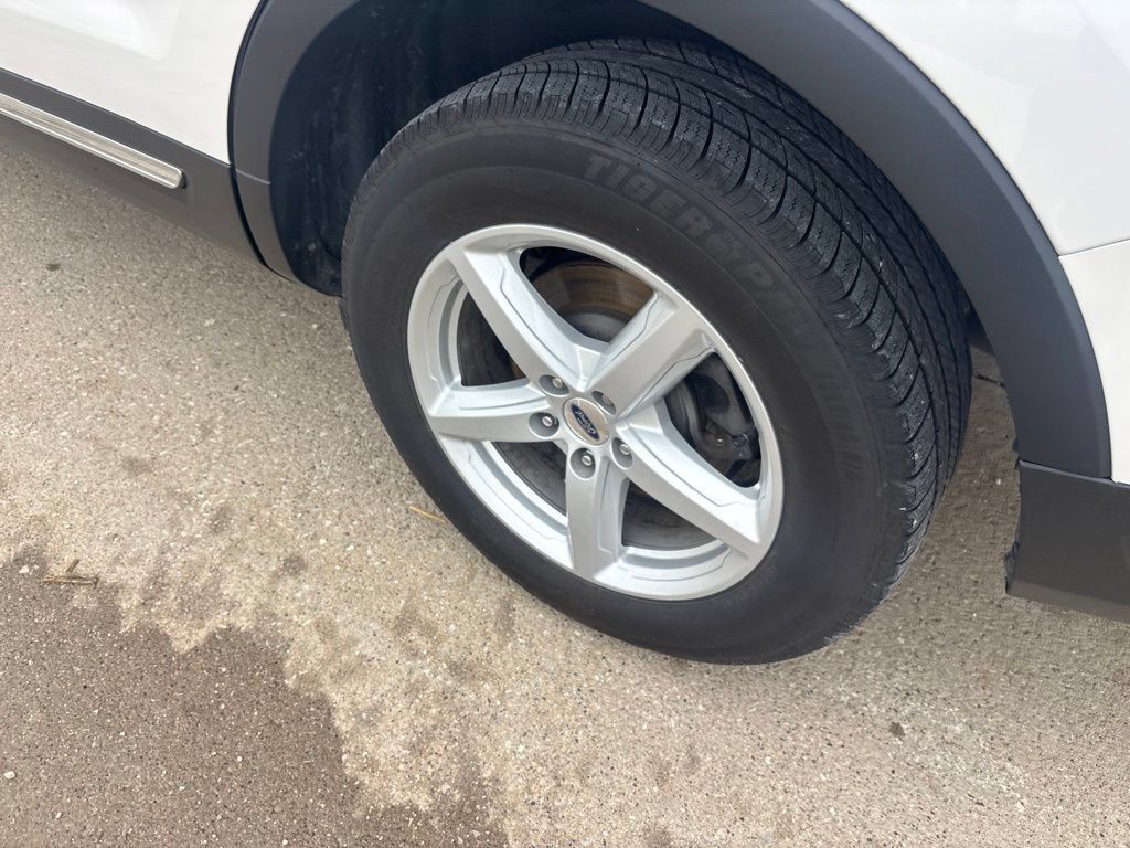 Used 2018 Ford Explorer XLT w/ Equipment Group 202A FWD image 7