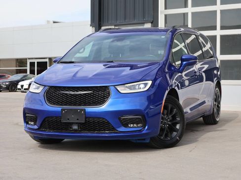 Used 2021 Chrysler Pacifica Touring w/ S Appearance Package FWD image 3