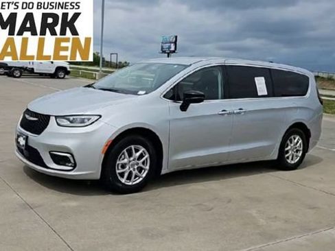 Used 2024 Chrysler Pacifica Touring-L FWD image 4